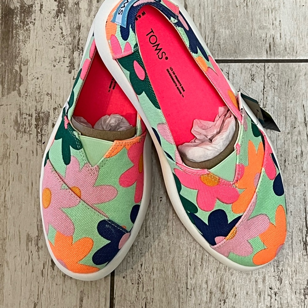 New in the Box. Women’s TOMS 6.5 Retro Floral print.